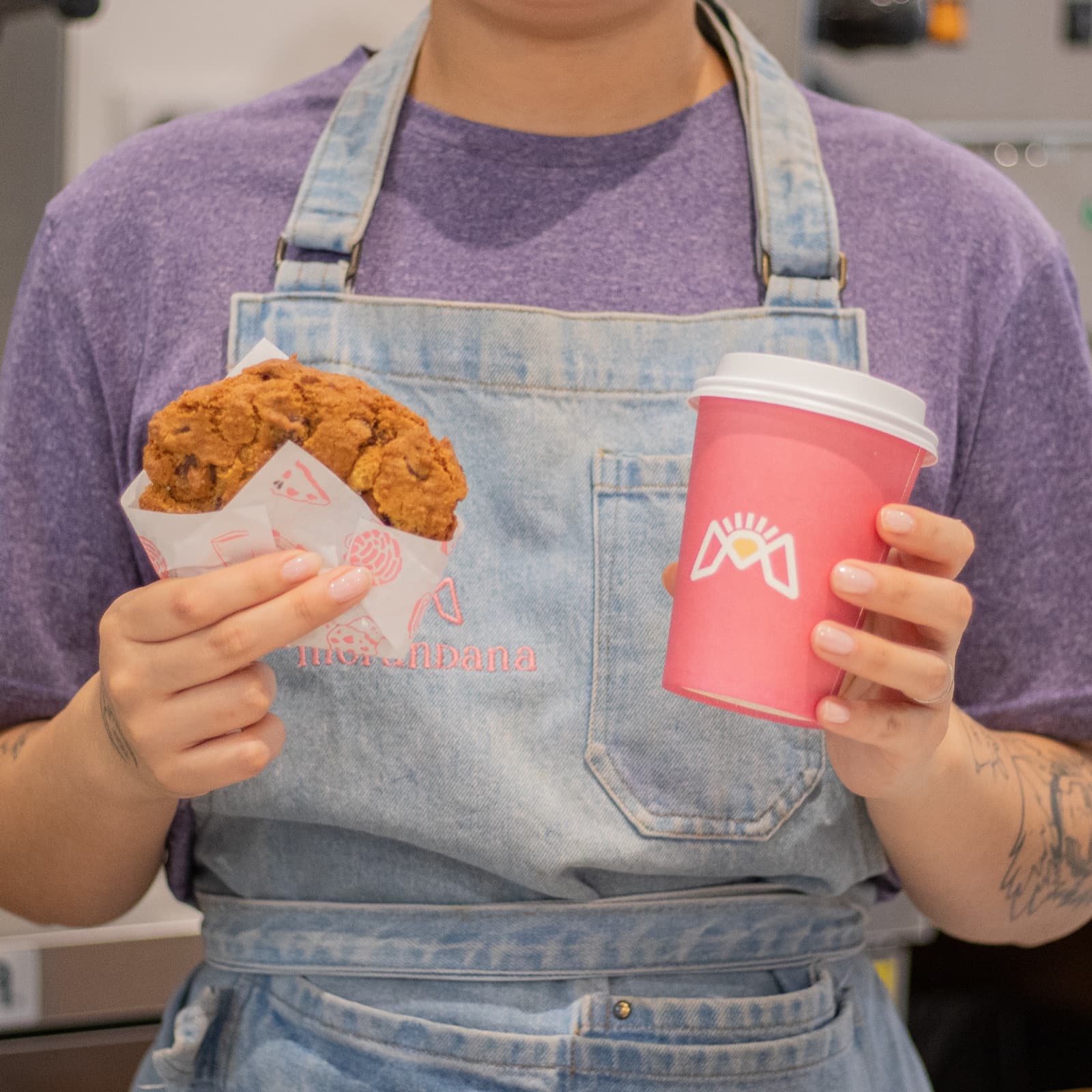 Barista de Morandana con galleta y café